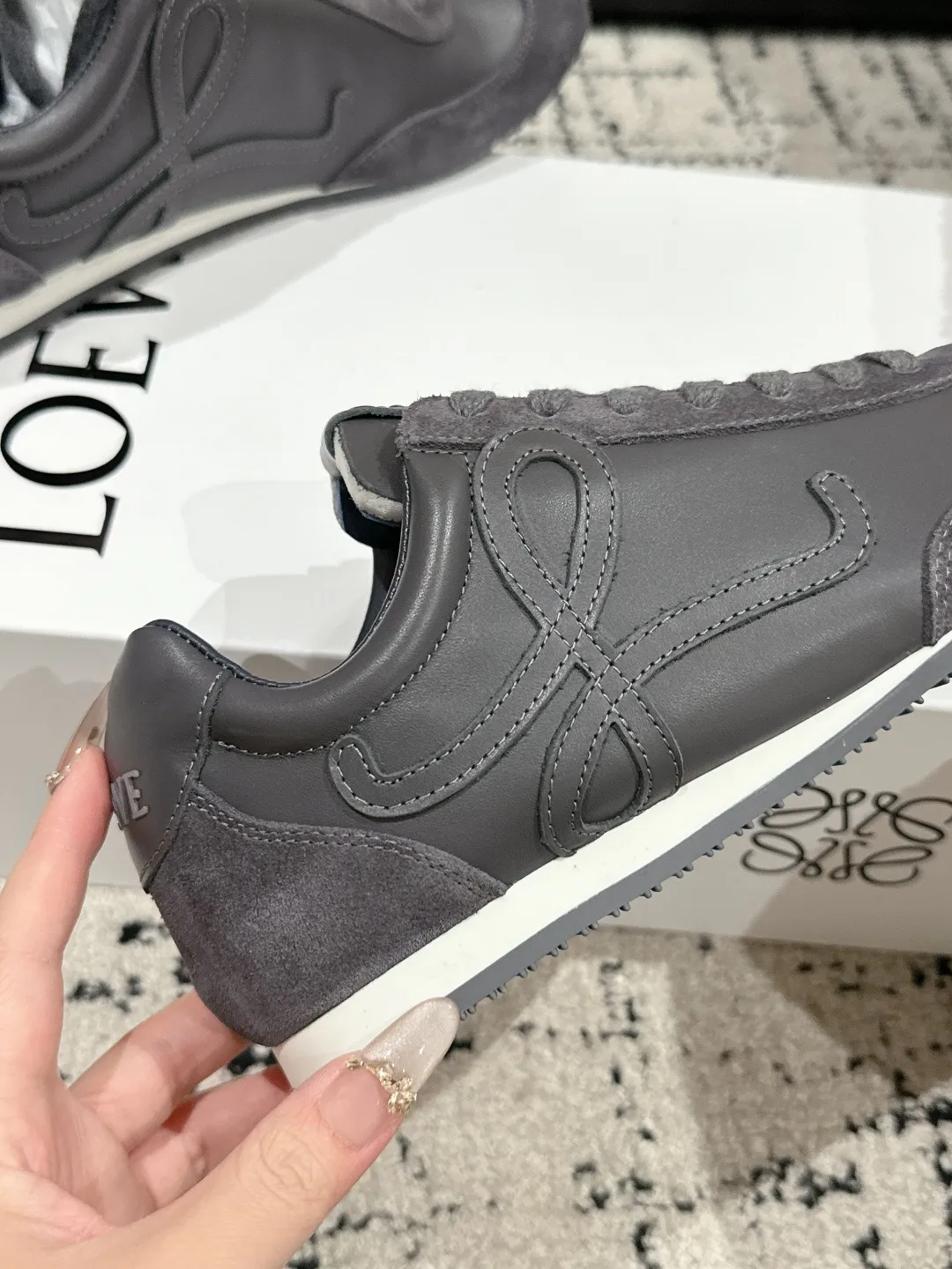 👟👟Ex-factory price 620👟👟 #couples model Top version LOEWE 25/ Latest catwalk model Ballet Runner 2.0. Couple model Ballet Casual Sports Shoes Moral Training Shoes Forrest Gump Shoes Original purchase and development Production Fabric matching Repeated selection of materials Nylon and calfskin leather sneakers featuring an asymmetric toe design, sock-like internal construction, and lightweight rubber outsole extending to the toe. ✔️Fabric: original customized imported first-layer cowhide ✔️Lining: imported soft sheepskin + mesh lining ✔️Sole: original molded anti-slip rubber material ✔️Sole thickness: increased by 2.5CM ✔️Size: #35-45 (45 for women, 45 for men, custom-made, non-refundable)